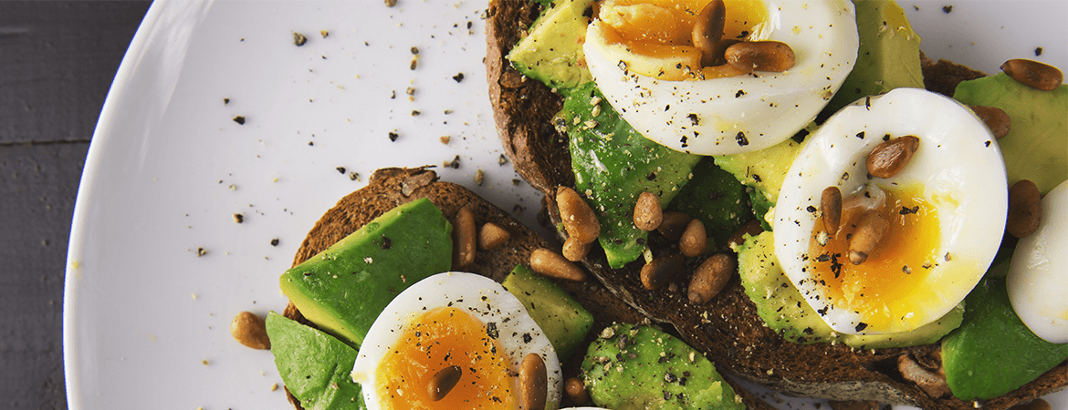 Kaj jesti pred tekom - jajca in avokado s kruhom